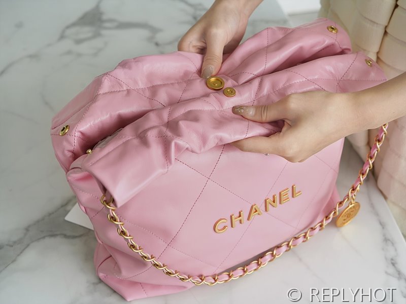 [하이엔드급] 샤넬 22 스몰 핸드백 카프스킨 골드메탈 코랄핑크 [매장가 1000만원대]
