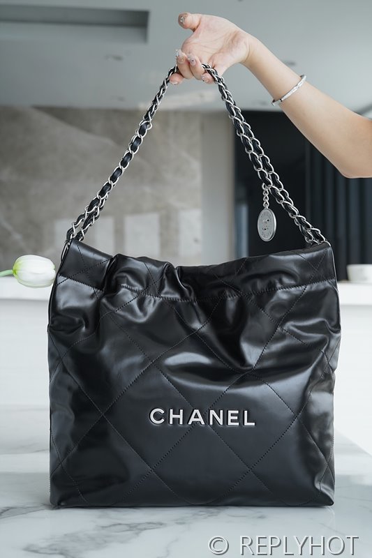 [하이엔드급] 샤넬 22 스몰 핸드백 카프스킨 실버메탈 블랙 [매장가 1000만원대]