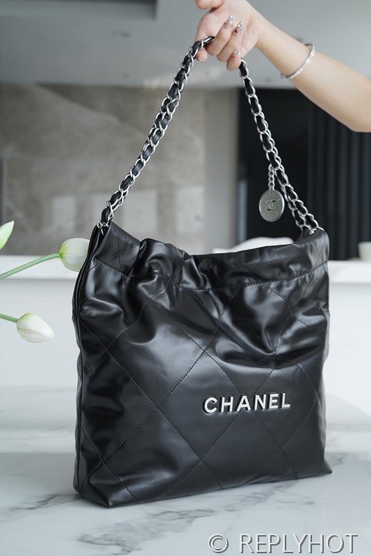 [하이엔드급] 샤넬 22 스몰 핸드백 카프스킨 실버메탈 블랙 [매장가 1000만원대]