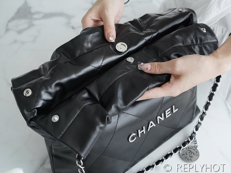 [하이엔드급] 샤넬 22 스몰 핸드백 카프스킨 실버메탈 블랙 [매장가 1000만원대]