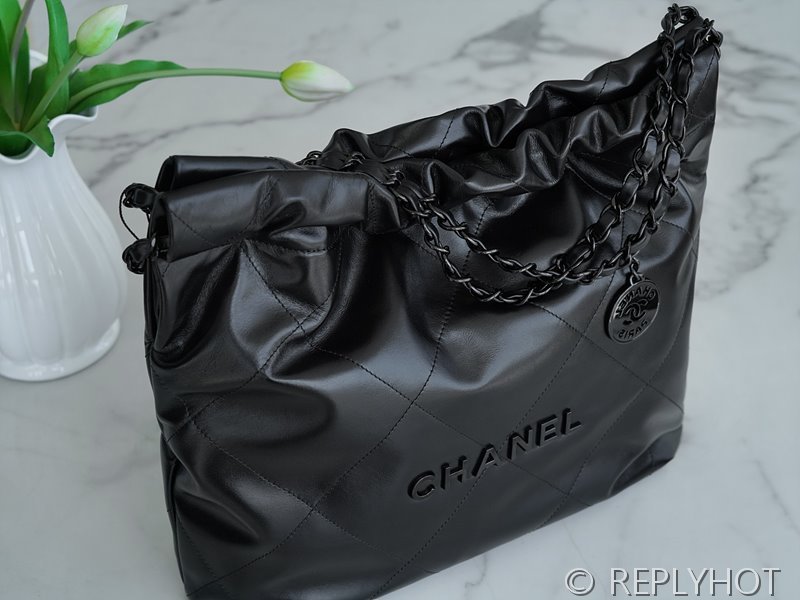 [하이엔드급] 샤넬 22 스몰 핸드백 카프스킨 블랙메탈 블랙 [매장가 1000만원대]