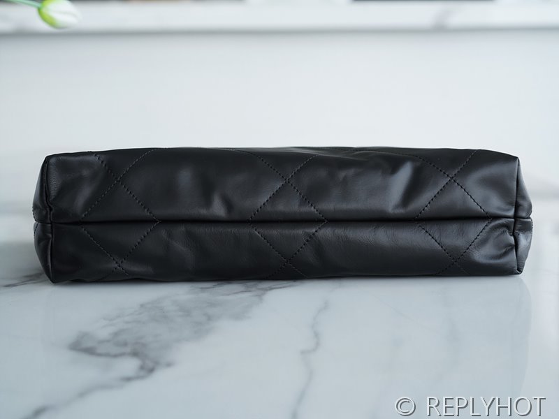 [하이엔드급] 샤넬 22 스몰 핸드백 카프스킨 화이트&골드메탈 블랙 [매장가 1000만원대]