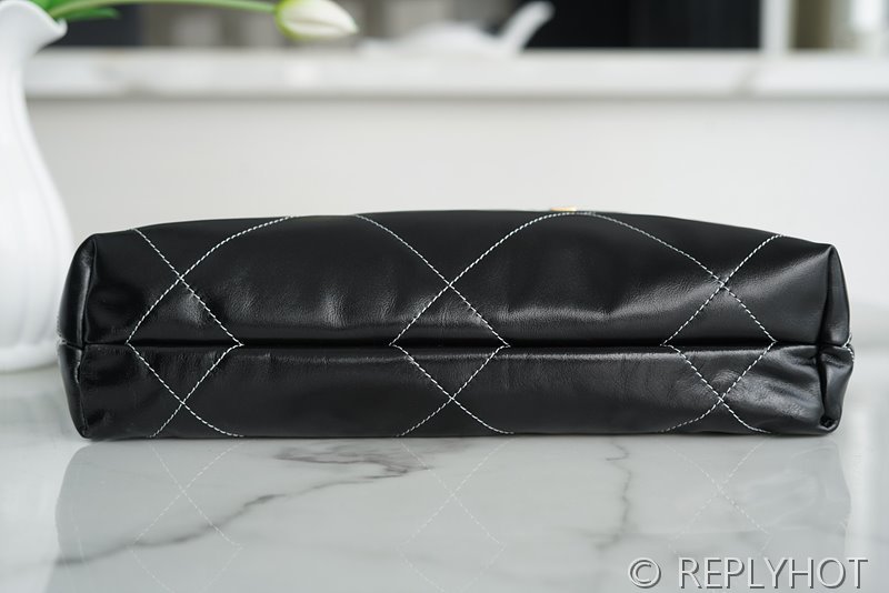 [하이엔드급] 샤넬 22 스몰 핸드백 카프스킨 골드메탈 화이트 스티치 블랙 [매장가 1000만원대]