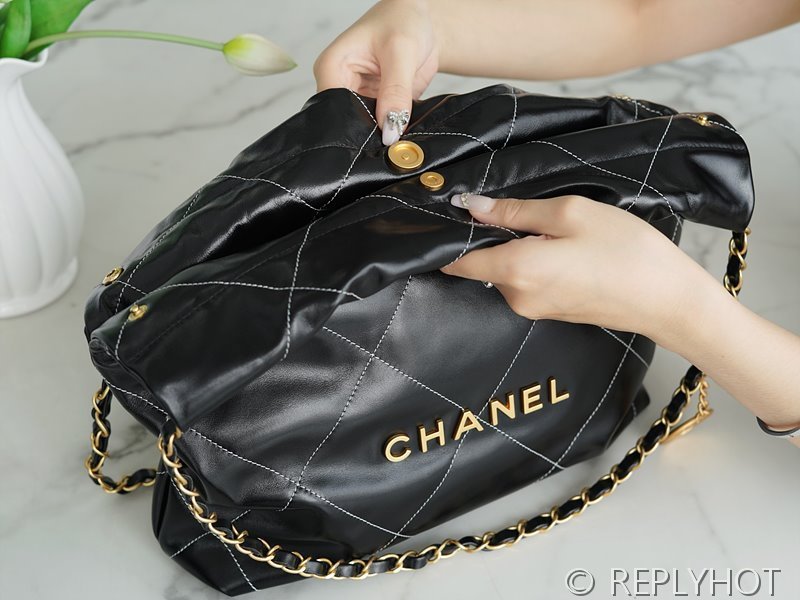 [하이엔드급] 샤넬 22 스몰 핸드백 카프스킨 골드메탈 화이트 스티치 블랙 [매장가 1000만원대]