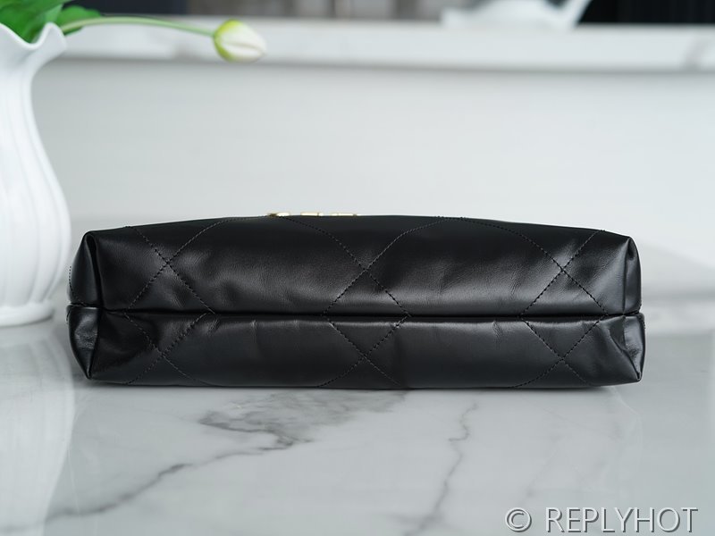 [하이엔드급] 샤넬 22 스몰 핸드백 카프스킨 골드메탈 블랙 [매장가 1000만원대]