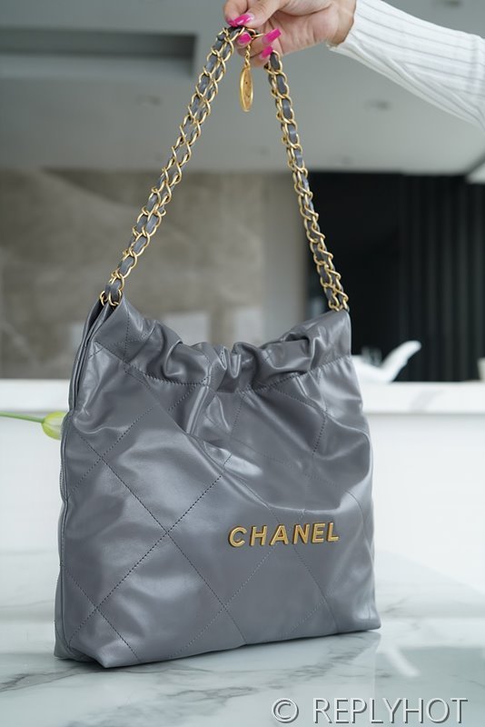 [하이엔드급] 샤넬 22 스몰 핸드백 카프스킨 골드메탈 그레이 [매장가 1000만원대]