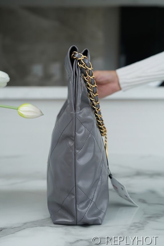 [하이엔드급] 샤넬 22 스몰 핸드백 카프스킨 골드메탈 그레이 [매장가 1000만원대]