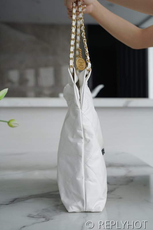 [하이엔드급] 샤넬 22 미디엄 핸드백 카프스킨 블랙&골드메탈 화이트 [매장가 1000만원대]