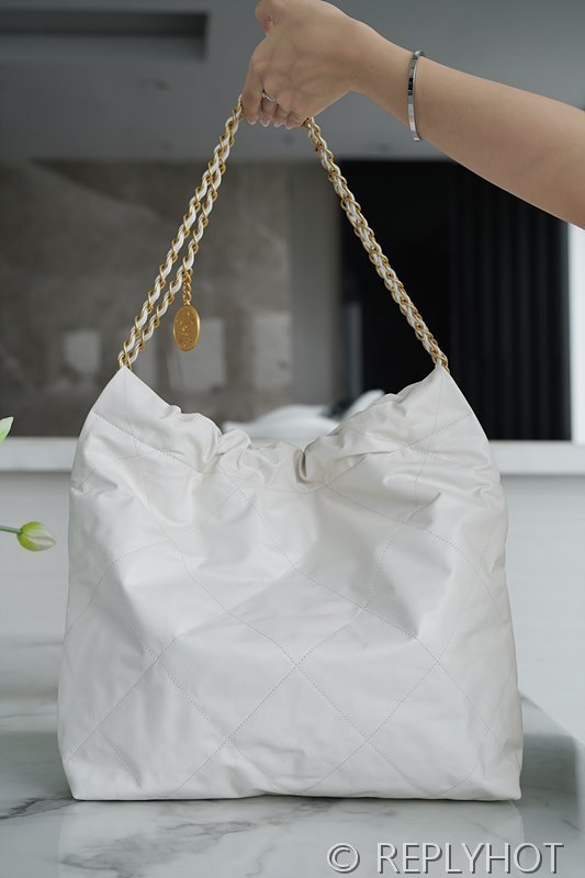 [하이엔드급] 샤넬 22 미디엄 핸드백 카프스킨 블랙&골드메탈 화이트 [매장가 1000만원대]