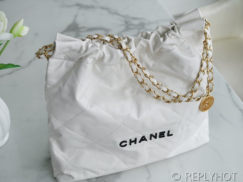 [하이엔드급] 샤넬 22 미디엄 핸드백 카프스킨 블랙&골드메탈 화이트 [매장가 1000만원대]