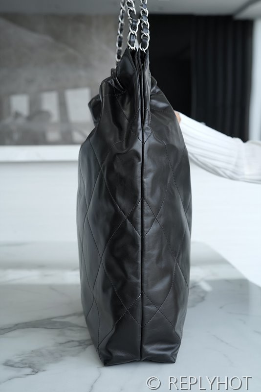 [하이엔드급] 샤넬 22 미디엄 핸드백 카프스킨 실버메탈 블랙 [매장가 1000만원대]