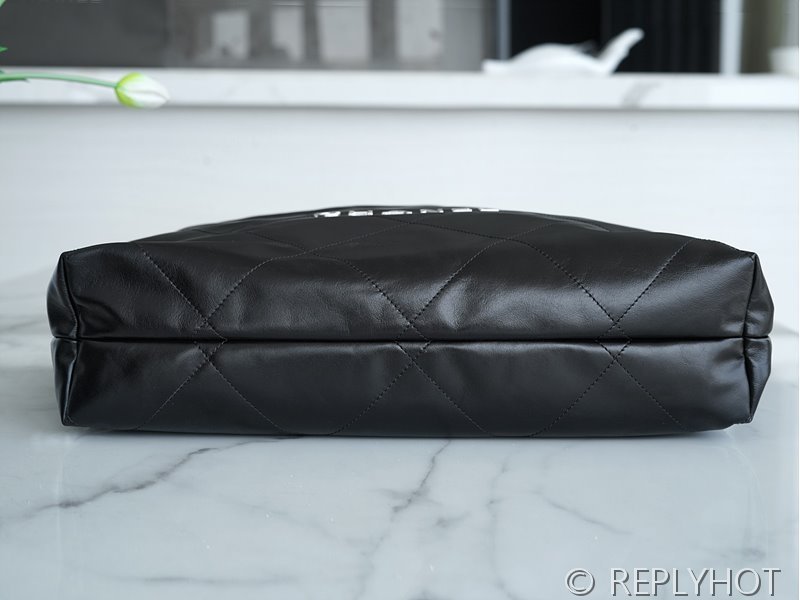 [하이엔드급] 샤넬 22 미디엄 핸드백 카프스킨 실버메탈 블랙 [매장가 1000만원대]