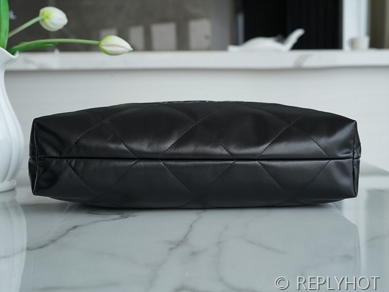 [하이엔드급] 샤넬 22 미디엄 핸드백 카프스킨 블랙메탈 블랙 [매장가 1000만원대]