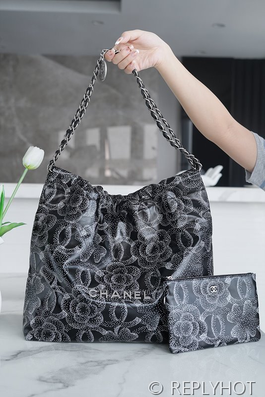 [하이엔드급] 샤넬 22 미디엄 핸드백 프린티드 카프스킨 실버메탈 블랙&화이트 [매장가 1000만원대]