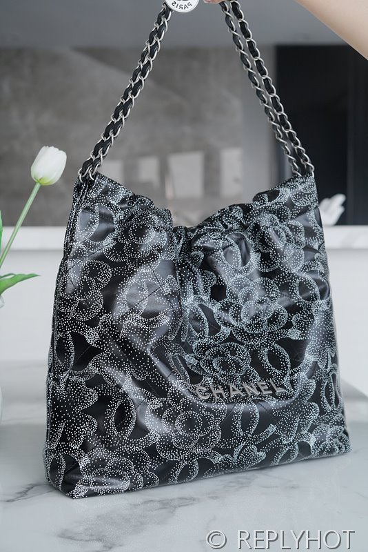 [하이엔드급] 샤넬 22 미디엄 핸드백 프린티드 카프스킨 실버메탈 블랙&화이트 [매장가 1000만원대]