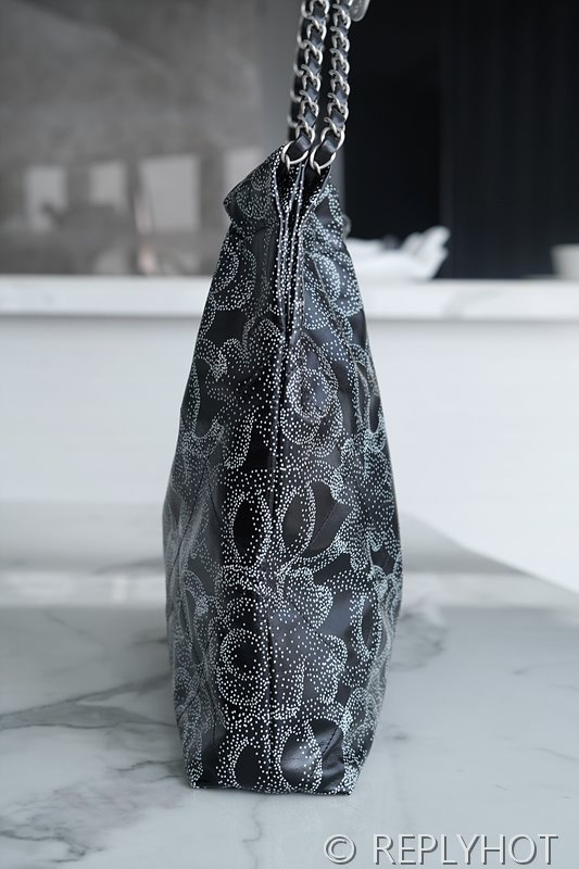 [하이엔드급] 샤넬 22 미디엄 핸드백 프린티드 카프스킨 실버메탈 블랙&화이트 [매장가 1000만원대]