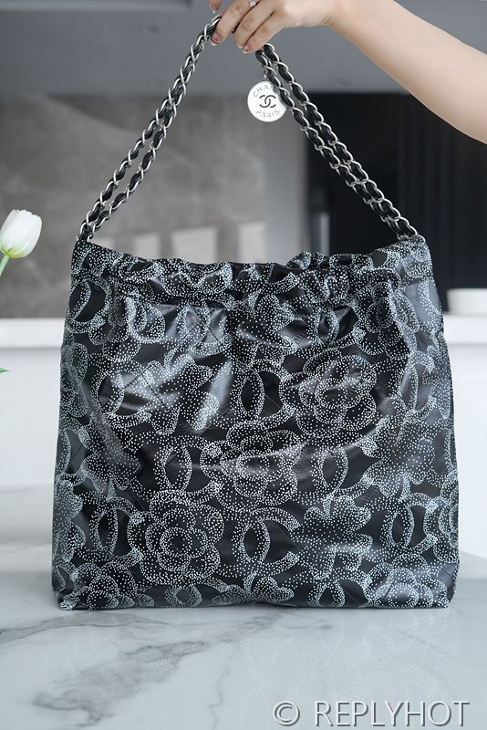 [하이엔드급] 샤넬 22 미디엄 핸드백 프린티드 카프스킨 실버메탈 블랙&화이트 [매장가 1000만원대]