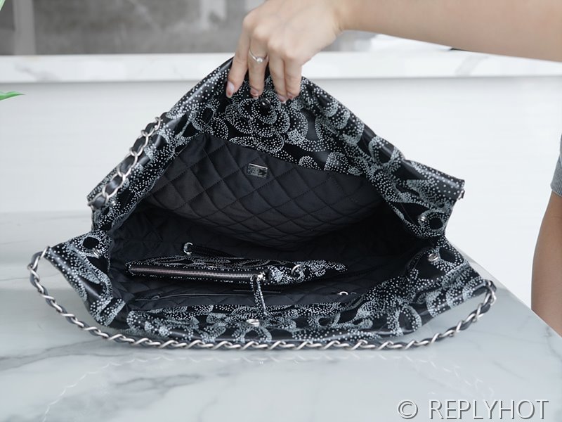 [하이엔드급] 샤넬 22 미디엄 핸드백 프린티드 카프스킨 실버메탈 블랙&화이트 [매장가 1000만원대]