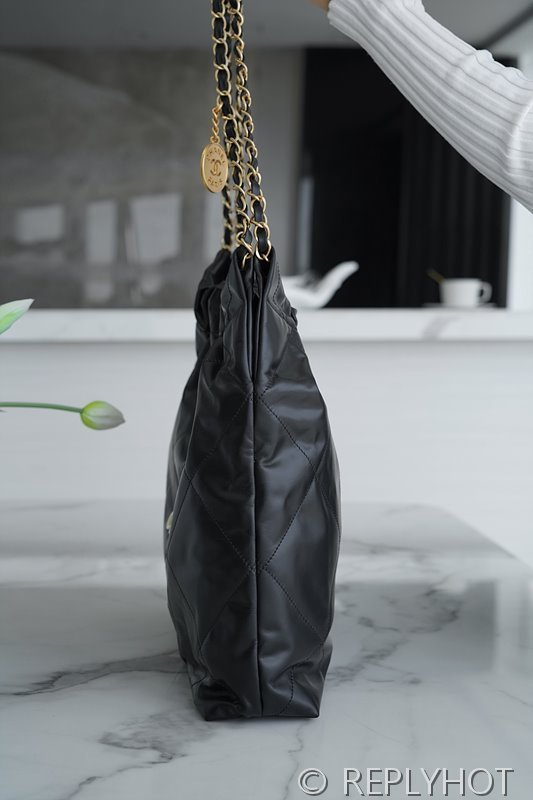 [하이엔드급] 샤넬 22 미디엄 핸드백 카프스킨 화이트&골드메탈 블랙 [매장가 1000만원대]