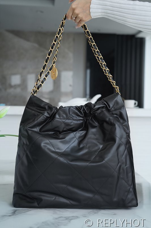 [하이엔드급] 샤넬 22 미디엄 핸드백 카프스킨 화이트&골드메탈 블랙 [매장가 1000만원대]