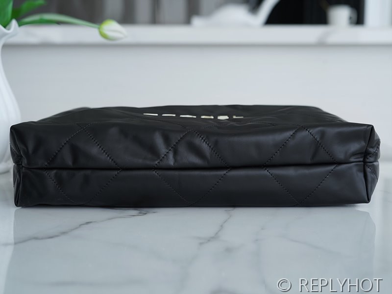 [하이엔드급] 샤넬 22 미디엄 핸드백 카프스킨 화이트&골드메탈 블랙 [매장가 1000만원대]