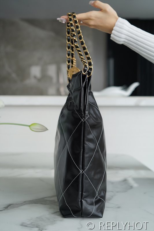 [하이엔드급] 샤넬 22 미디엄 핸드백 카프스킨 골드메탈 화이트 스티치 블랙 [매장가 1000만원대]