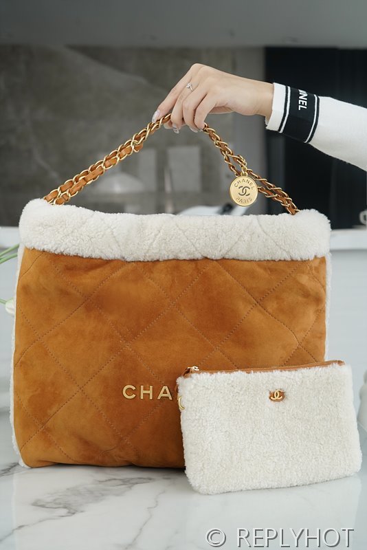 [하이엔드급] 샤넬 22 미디엄 핸드백 시어링 스웨이드 베이지 [매장가 1000만원대]