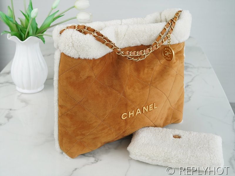 [하이엔드급] 샤넬 22 미디엄 핸드백 시어링 스웨이드 베이지 [매장가 1000만원대]