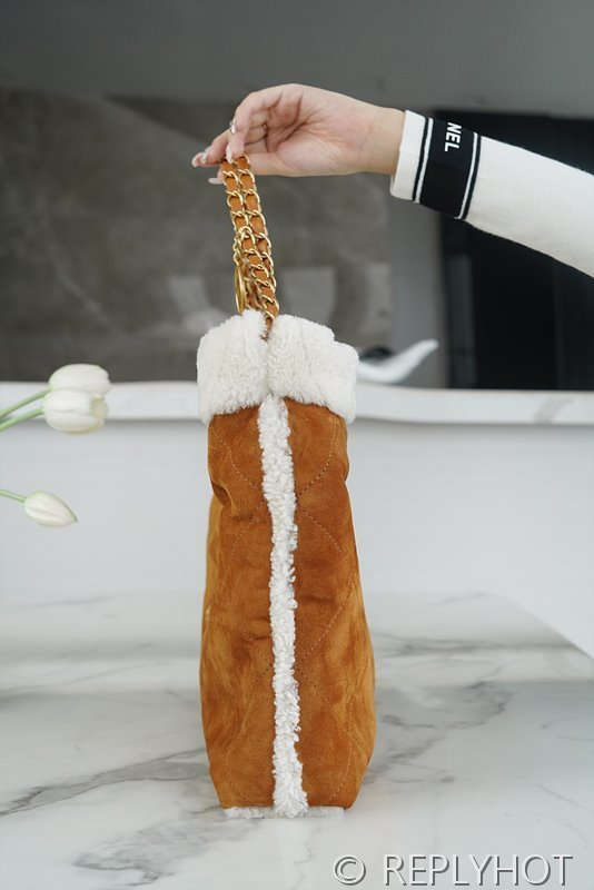 [하이엔드급] 샤넬 22 미디엄 핸드백 시어링 스웨이드 베이지 [매장가 1000만원대]