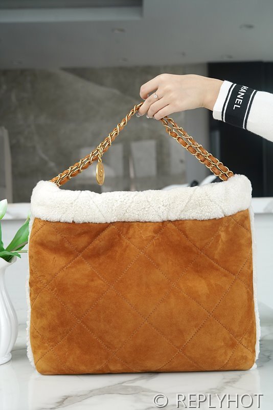 [하이엔드급] 샤넬 22 미디엄 핸드백 시어링 스웨이드 베이지 [매장가 1000만원대]