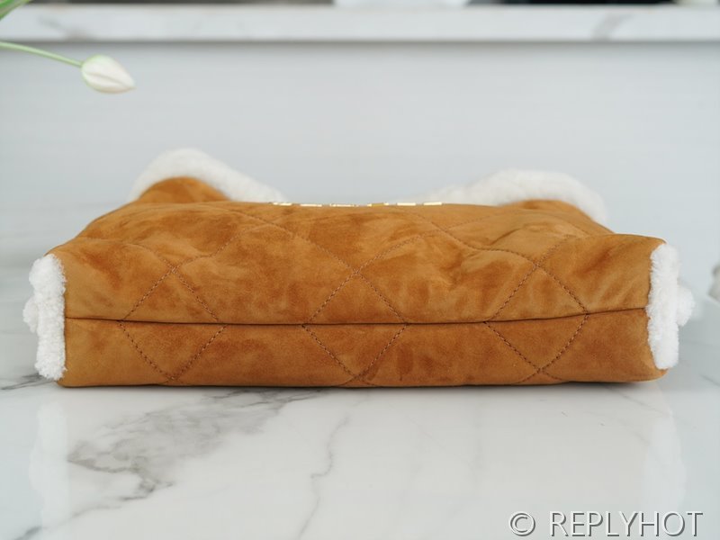 [하이엔드급] 샤넬 22 미디엄 핸드백 시어링 스웨이드 베이지 [매장가 1000만원대]