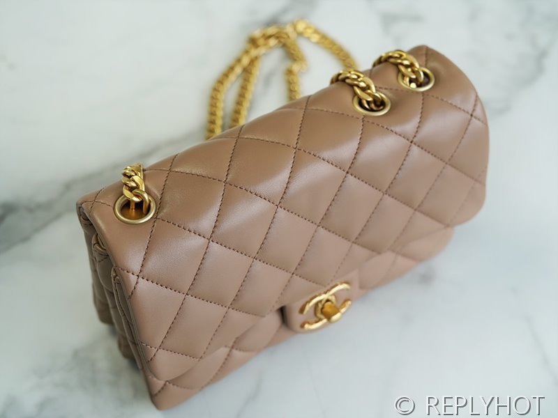 [하이엔드급] 샤넬 22K 스몰 플랩백 램스킨 골드메탈 배이지 [매장가 850만원대]