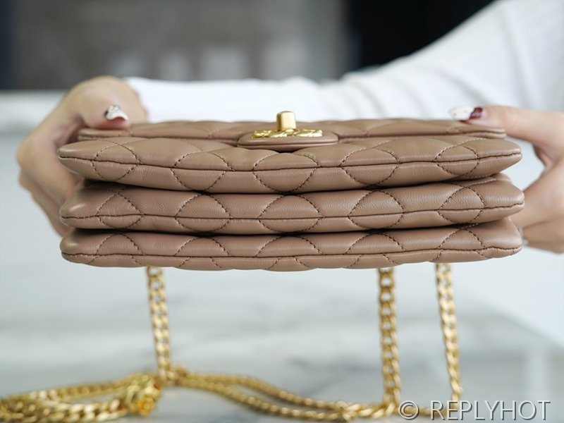 [하이엔드급] 샤넬 22K 스몰 플랩백 램스킨 골드메탈 배이지 [매장가 850만원대]