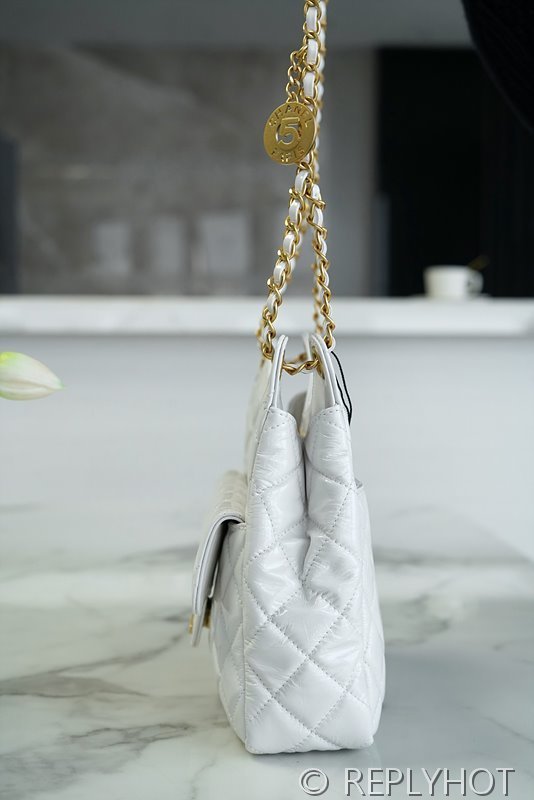 [하이엔드급] 샤넬 23 포켓 체인 미듐 호보백 페이던트 골드메탈 화이트 [매장가 1500만원대]