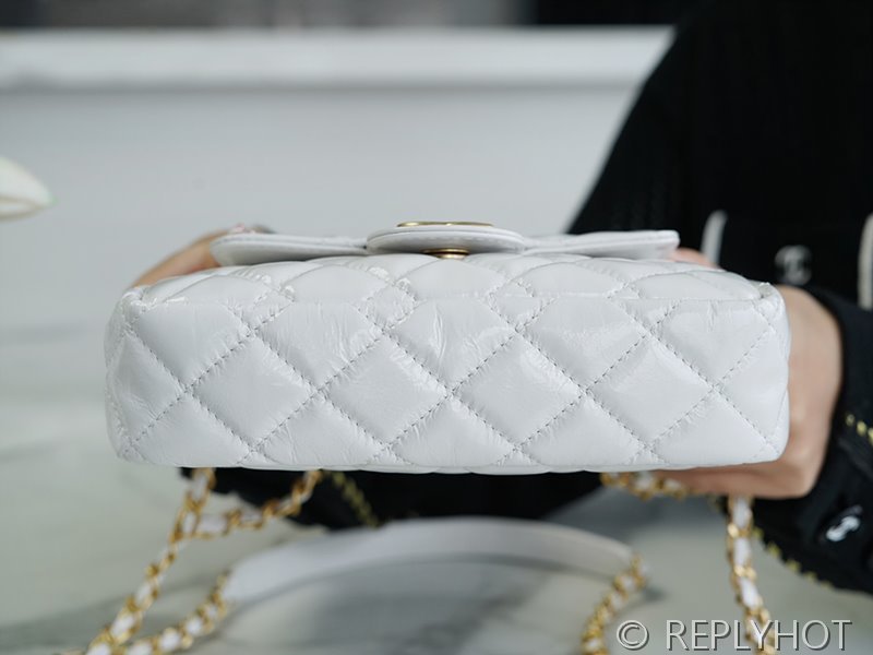 [하이엔드급] 샤넬 23 포켓 체인 스몰 호보백 페이던트 골드메탈 화이트 [매장가 1000만원대]