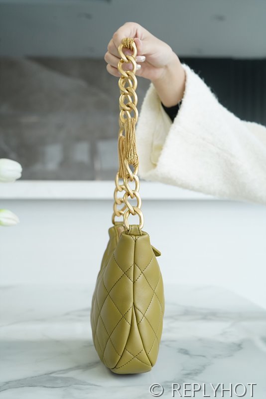 [하이엔드급] 샤넬 23 램스킨 골드메탈 그린 호보백 [매장가 816만원대]