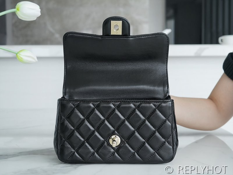 [하이엔드급] 샤넬 23 체인 크리스탈 탑핸들 뉴미니백 램스킨 골드메탈 블랙 [매장가 1000만원대]