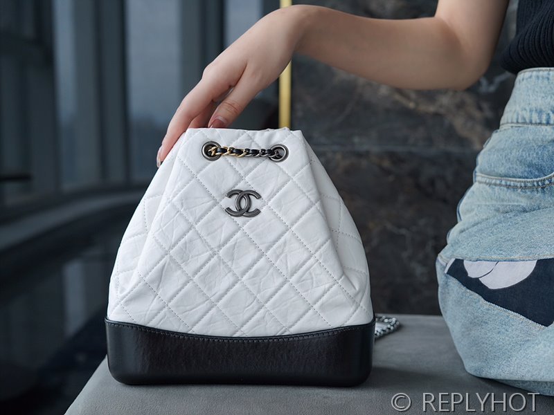 [하이엔드급] 샤넬 가브리엘 백팩 카프스킨 실버메탈 화이트 [매장가 1000만원대]