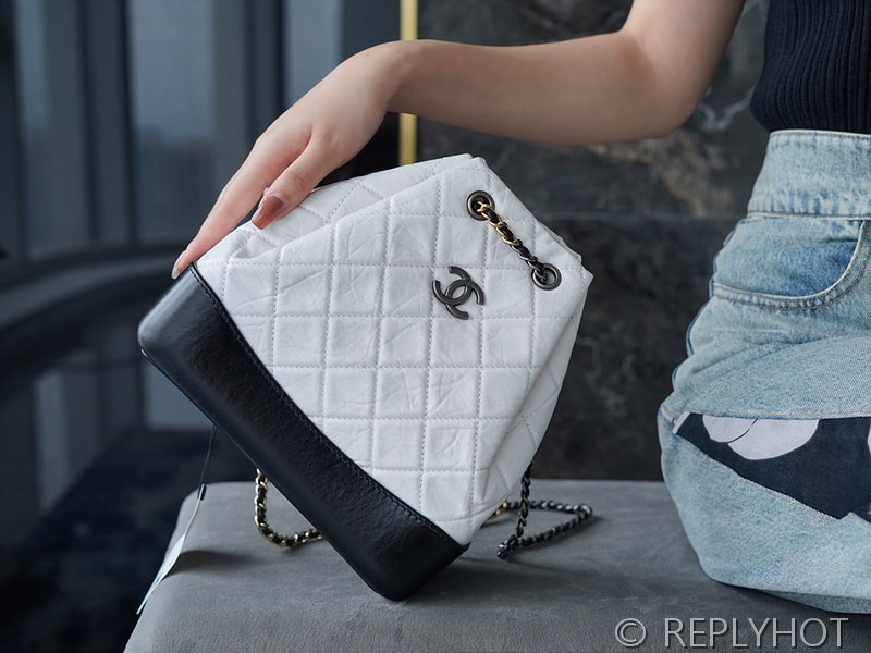 [하이엔드급] 샤넬 가브리엘 백팩 카프스킨 실버메탈 화이트 [매장가 1000만원대]