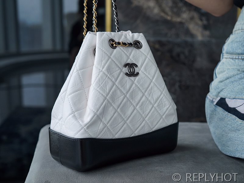 [하이엔드급] 샤넬 가브리엘 백팩 카프스킨 실버메탈 화이트 [매장가 1000만원대]