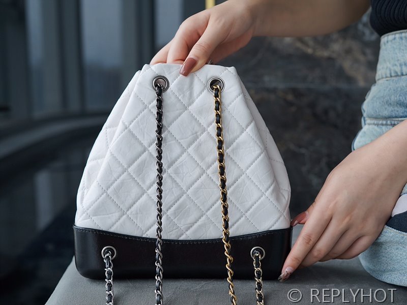 [하이엔드급] 샤넬 가브리엘 백팩 카프스킨 실버메탈 화이트 [매장가 1000만원대]