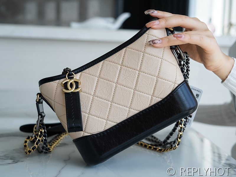 [하이엔드급] 샤넬 가브리엘 스몰 호보백 카프스킨 골드메탈 베이지 [매장가 900만원대]