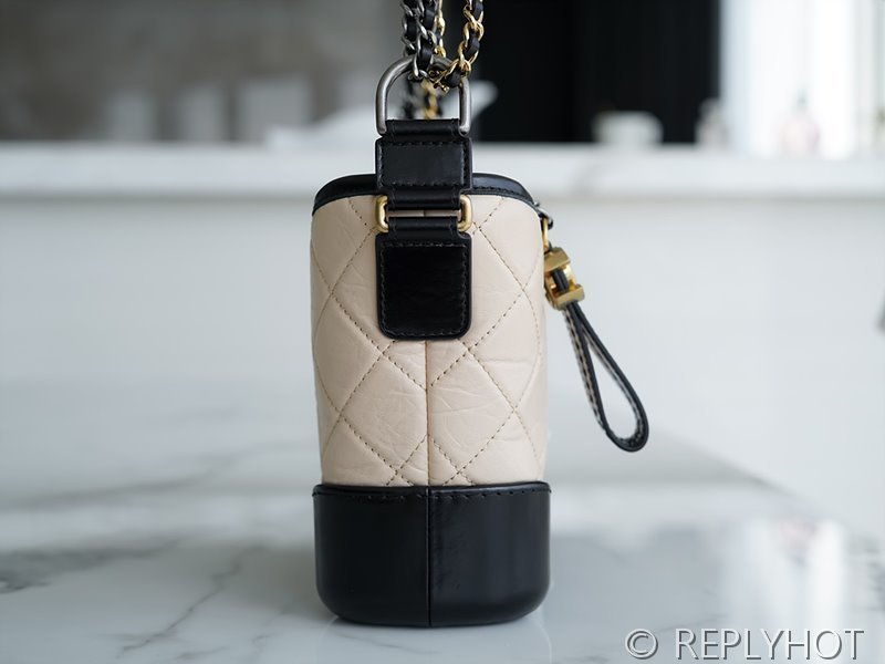 [하이엔드급] 샤넬 가브리엘 스몰 호보백 카프스킨 골드메탈 베이지 [매장가 900만원대]