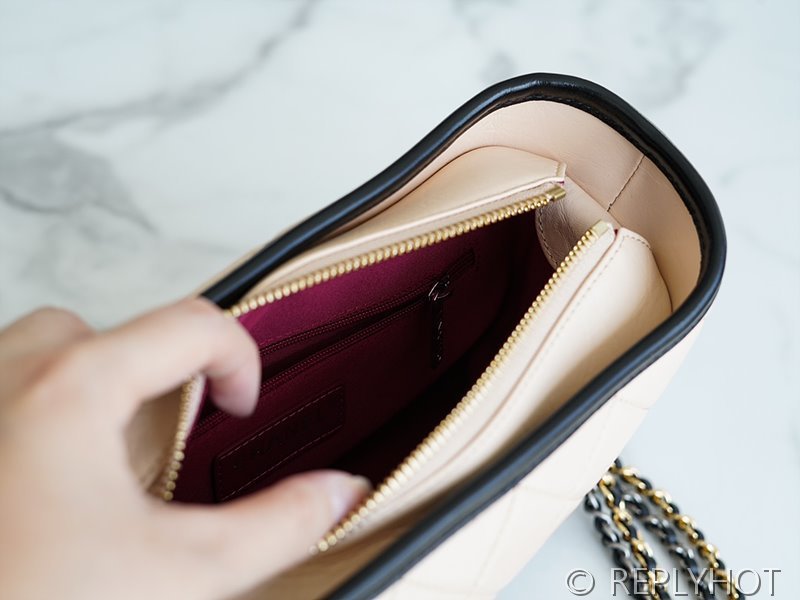 [하이엔드급] 샤넬 가브리엘 스몰 호보백 카프스킨 골드메탈 베이지 [매장가 900만원대]