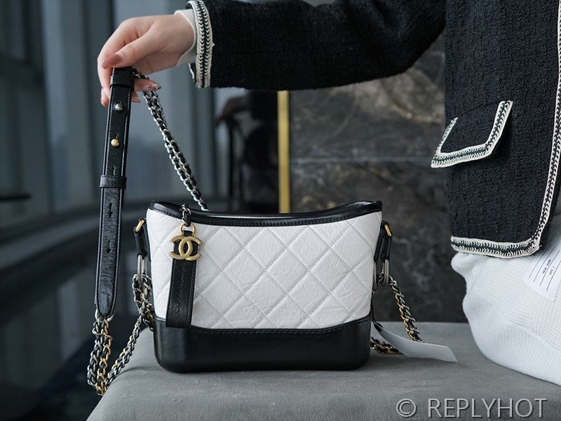 [하이엔드급] 샤넬 가브리엘 스몰 호보백 카프스킨 골드메탈 화이트 [매장가 900만원대]