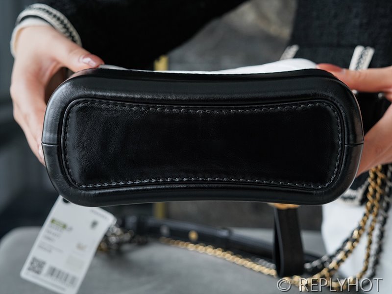 [하이엔드급] 샤넬 가브리엘 스몰 호보백 카프스킨 골드메탈 화이트 [매장가 900만원대]