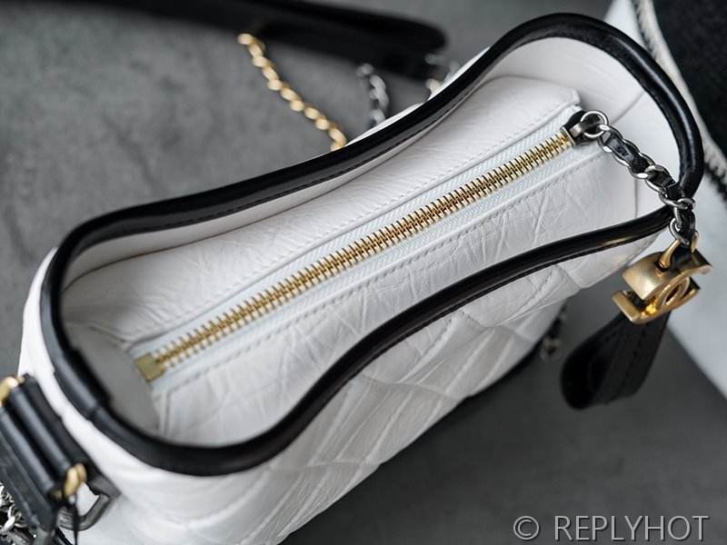 [하이엔드급] 샤넬 가브리엘 스몰 호보백 카프스킨 골드메탈 화이트 [매장가 900만원대]