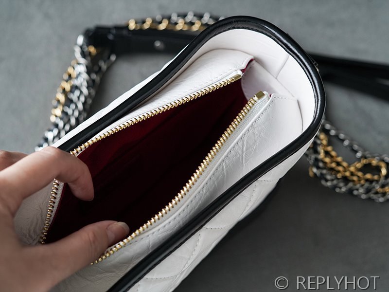 [하이엔드급] 샤넬 가브리엘 스몰 호보백 카프스킨 골드메탈 화이트 [매장가 900만원대]