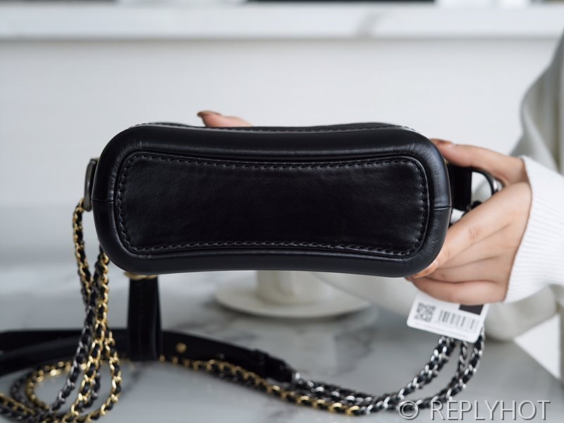 [하이엔드급] 샤넬 가브리엘 스몰 호보백 카프스킨 골드메탈 블랙 [매장가 900만원대]