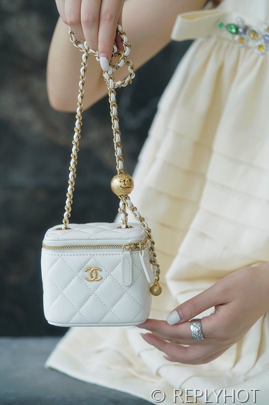 [하이엔드급] 샤넬 골드볼 정사각 베니티백 램스킨 골드메탈 화이트 [매장가 400만원대]